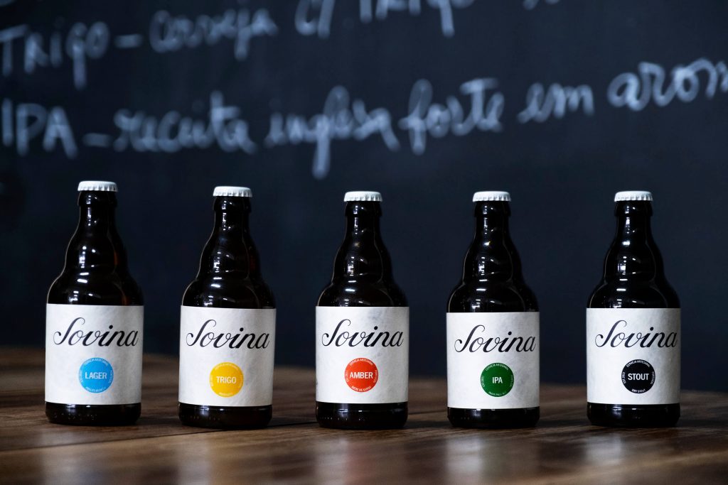garrafas Sovina com novos rótulos e caricas